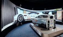 F1ドライバーを育成する最新鋭CAVEレーシング・シミュレーターとGenelecスピーカーでサーキットを再現